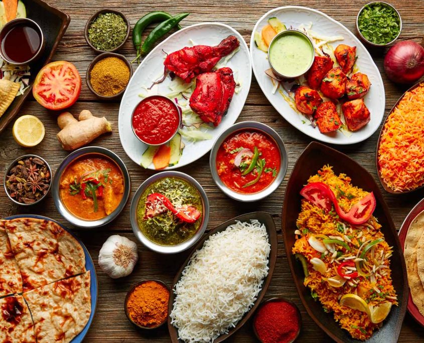 indische Köstlichkeiten auf dem Tisch